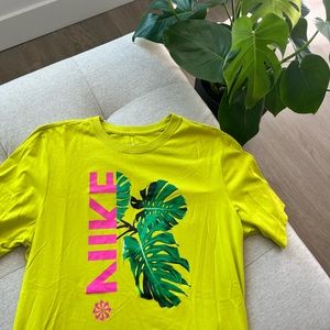 Nike Wild Run Dri fit shirt , Awesome plant design size S